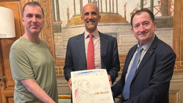 Delegati del Comitato Roncalli 24 consegnano una fotolitografia di Papa Giovanni XXIII a Palazzo Chigi