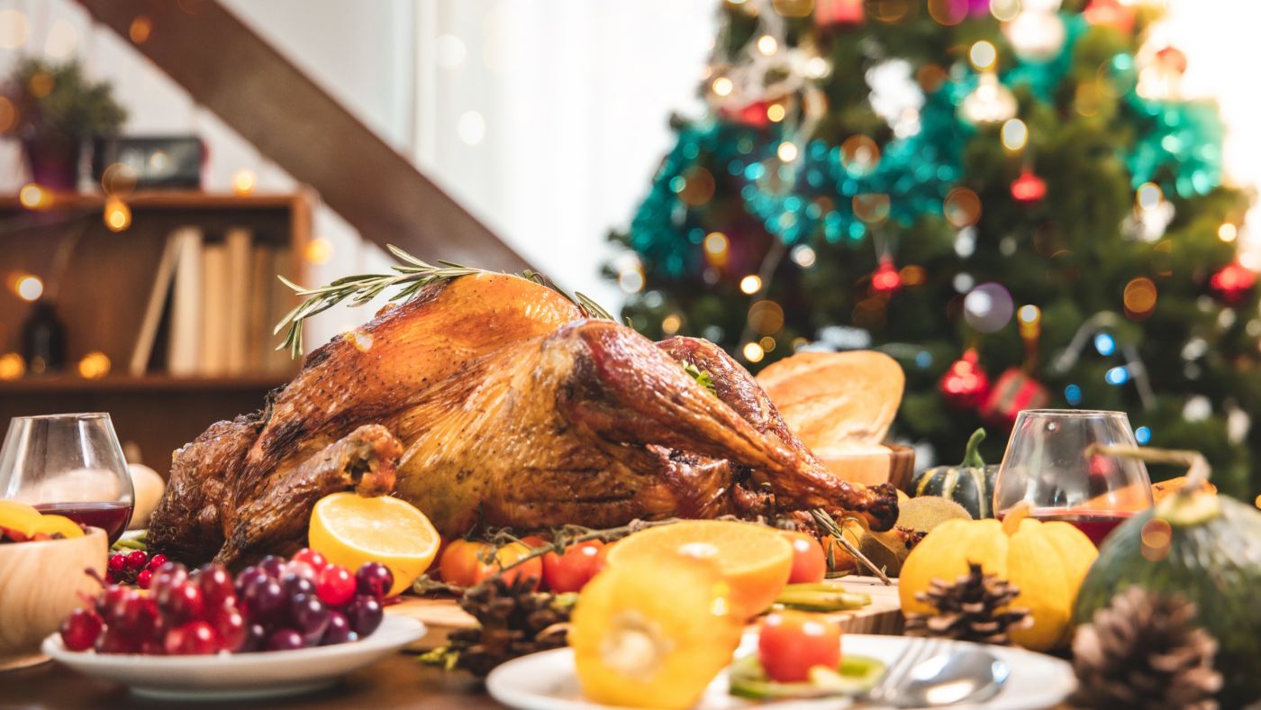 tavola natalizia imbandita