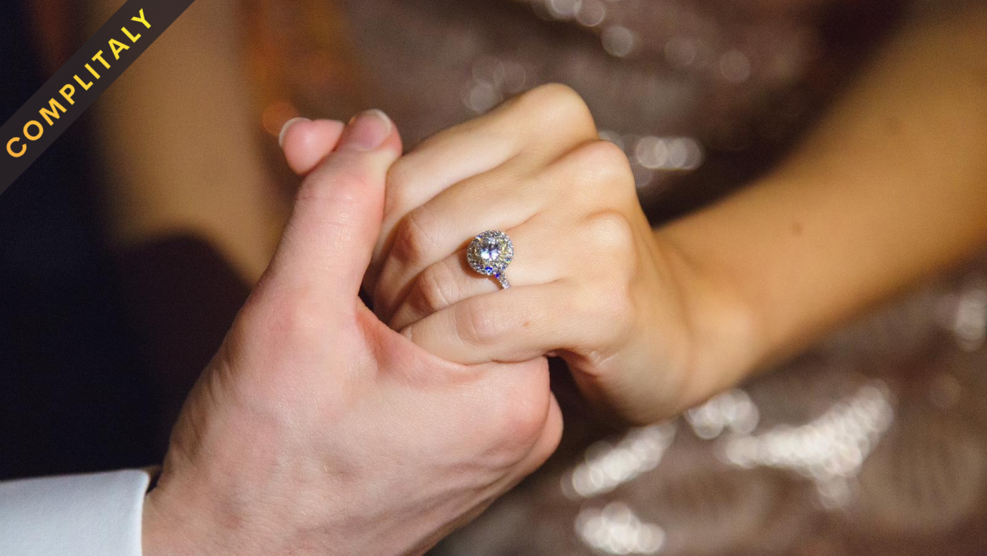 sposi si tengono per mano