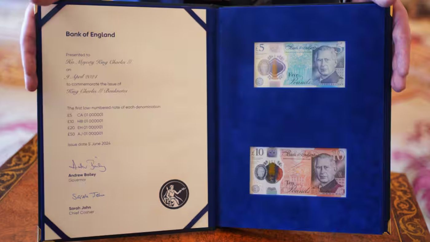 banconota 10 sterline con ritratto di Carlo III