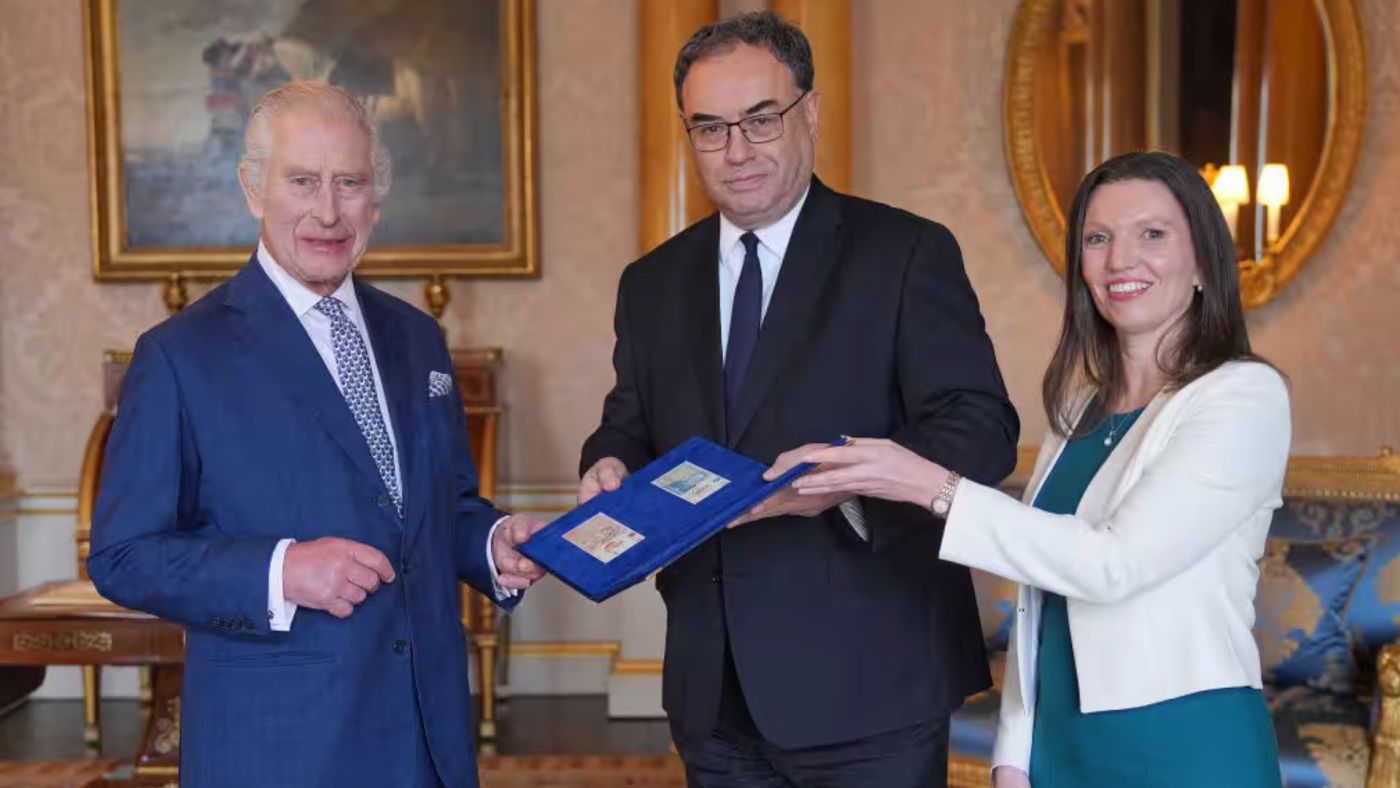 consegna banconote a re Carlo III