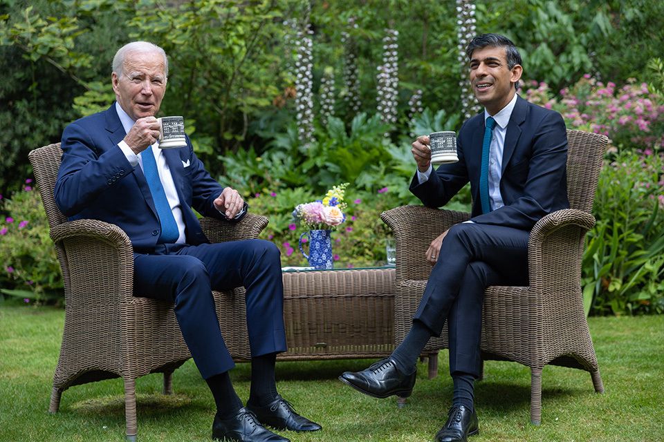 biden e sunak bevono il tè