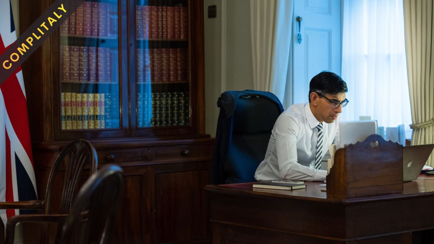 sunak alla scrivania downing street