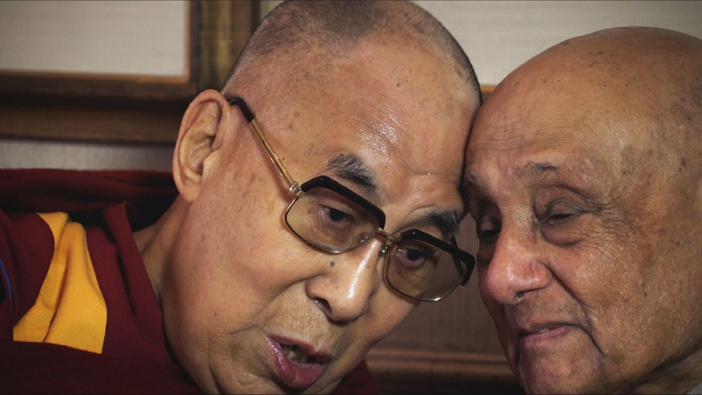 dalai lama e hermander singh si abbracciano