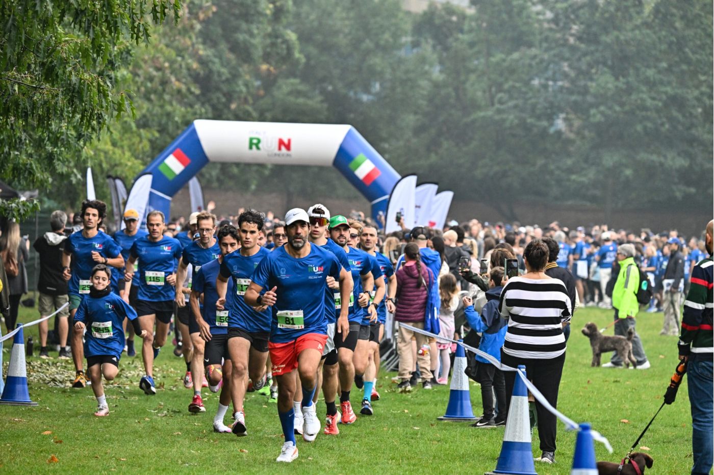 Partecipanti all'Italy Run London 2025 corrono a Holland Park