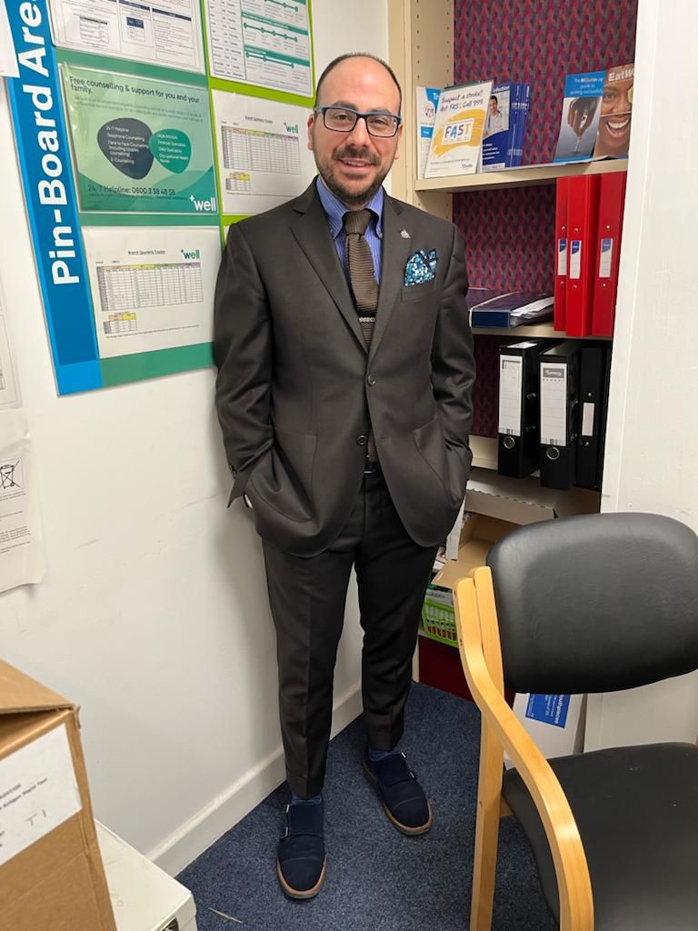 francesco toto nella sua farmacia di Salford