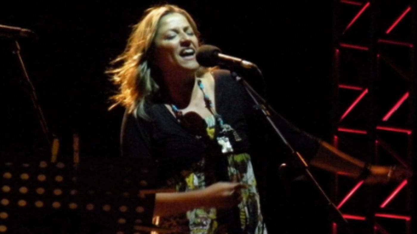 Filomena Campus canta sul palco al Pheasantry con microfono e luci di scena