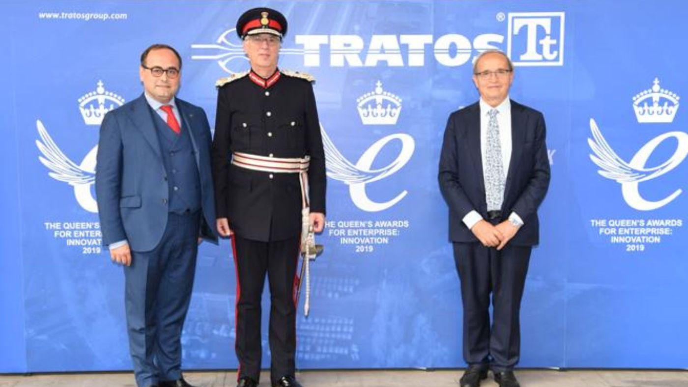 Maurizio Bragagni con un rappresentante britannico davanti al logo Tratos durante una cerimonia