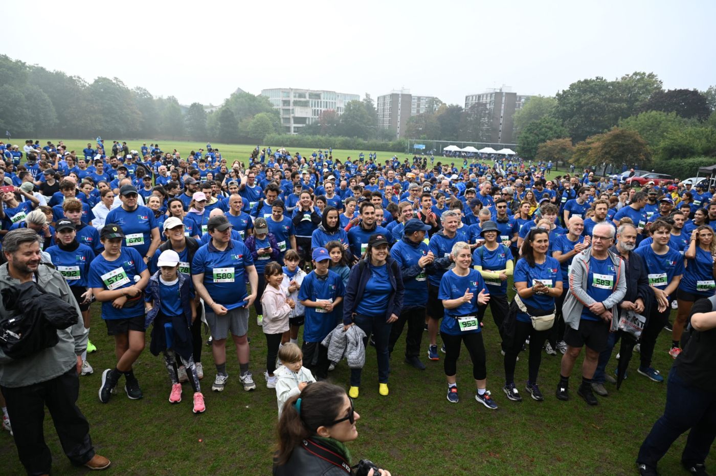 Folto gruppo di partecipanti alla Italy Run London 2025 in maglie blu pronti alla partenza