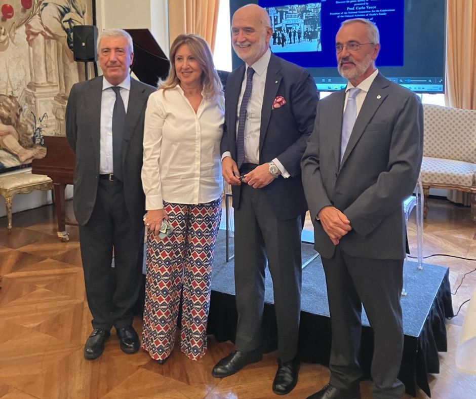 Foto dei protagonisti dell’inaugurazione della mostra alla sede diplomatica italiana a Londra, con l’ambasciatore Inigo Lambertini, l’editore Diego Guida e il presidente del comitato Carlo Vecce