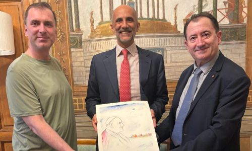 Delegati del Comitato Roncalli 24 consegnano una fotolitografia di Papa Giovanni XXIII a Palazzo Chigi