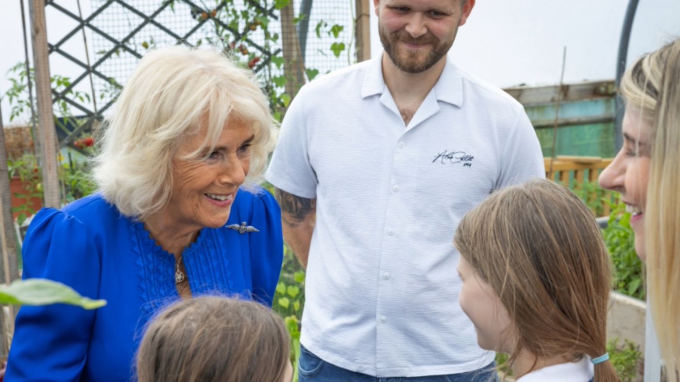 la regina camilla a riposo per via di un'infezione