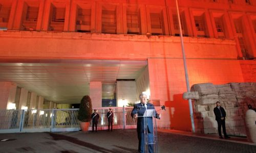 il vice presidente del consiglio durante l'accensione delle luci arancioni alla Farnesina contro la violenza sulle donne
