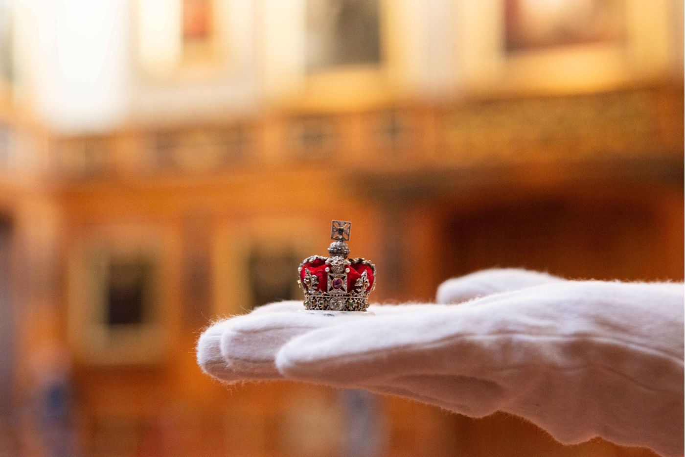 corona nella dolls' house della regina Mary