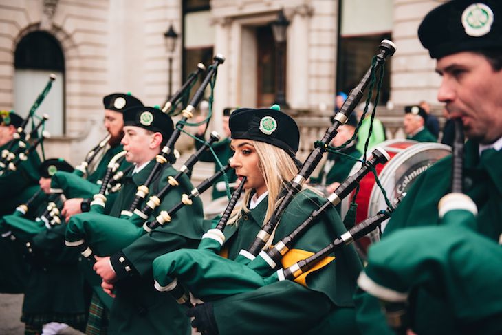 suonatori irlandesi di cornamusa al st patrick's day parade and festival di londra