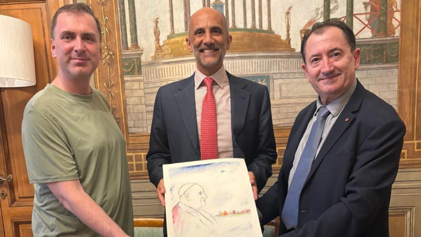 Delegati del Comitato Roncalli 24 consegnano una fotolitografia di Papa Giovanni XXIII a Palazzo Chigi