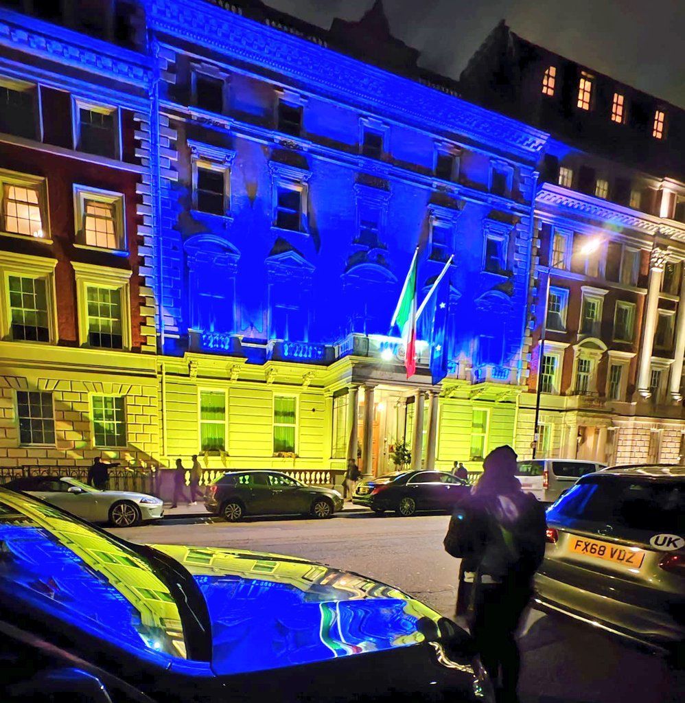 bandiera ucraina su ambasciata italiana a Londra