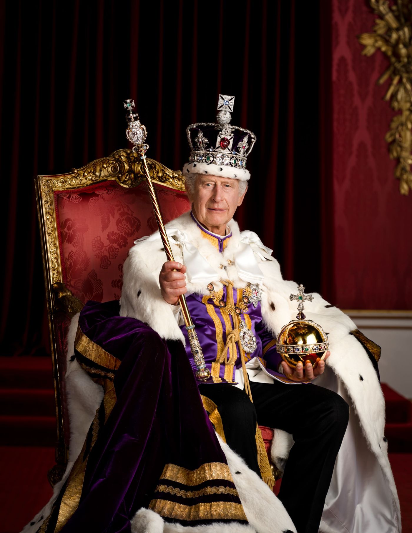 ritratto ufficiale di carlo III con i gioielli della corona inglese