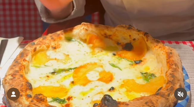 la pizza all'ananas di Gino sorbillo