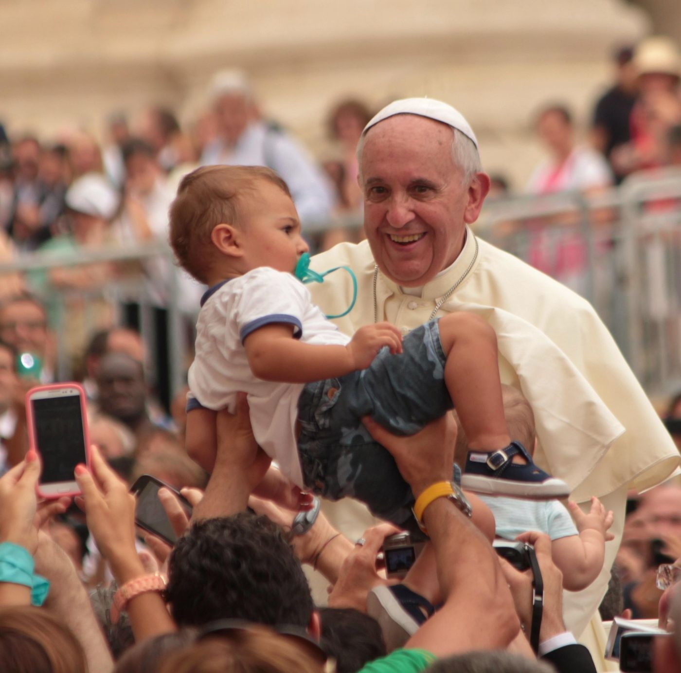 Papa Francesco con un bambino