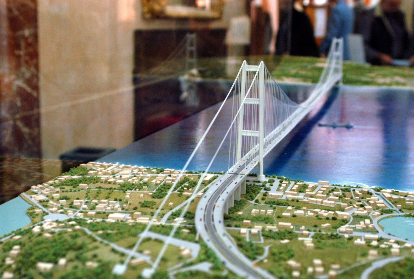 Modello fisico del Ponte sullo Stretto di Messina in mostra durante una conferenza