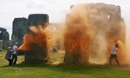 ecoattivisti imbrattano Stonehenge