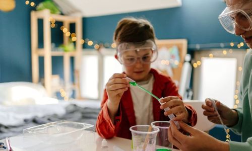 bambino che fa esperimenti