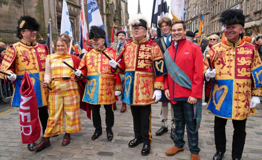 Link all'articolo: Edinburgh Tartan Parade 2026: il tartan unisce culture e identità