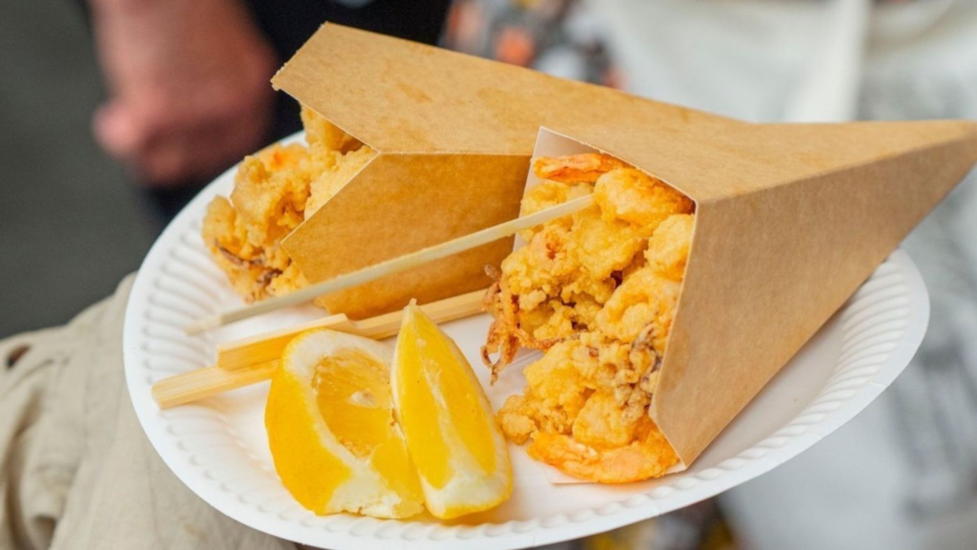 Cartoccio di fritto di mare con spicchi di limone