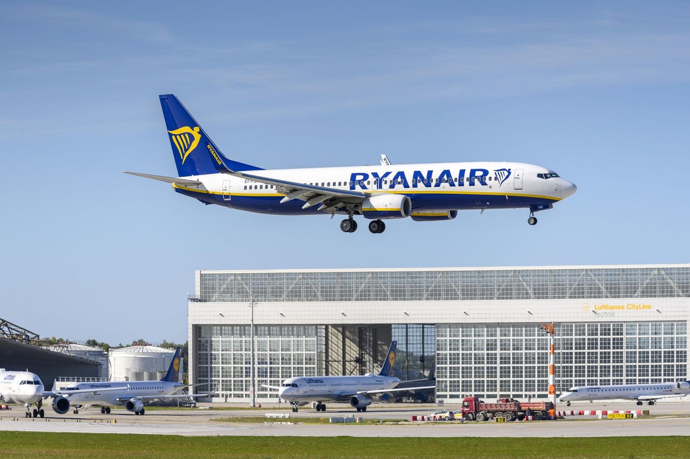 Aereo Ryanair in decollo sopra terminal aeroportuale, rappresenta il bonus per bagagli fuori misura