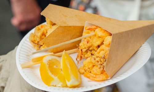 Cartoccio di fritto di mare con spicchi di limone