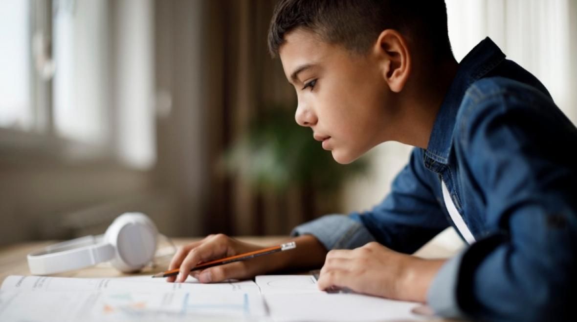 ragazzino che studia e fa i compiti