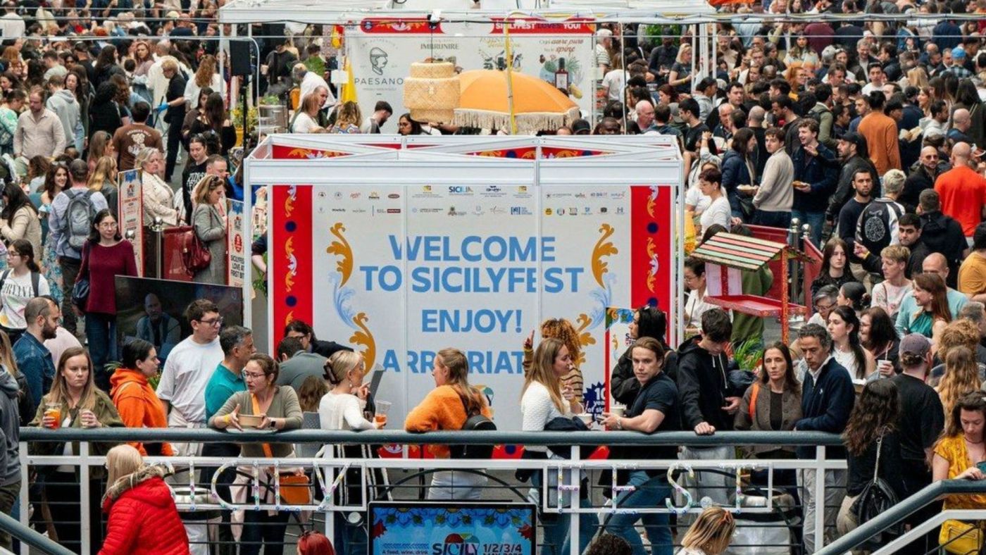 Folla al SicilyFEST 2026 davanti al cartello di benvenuto