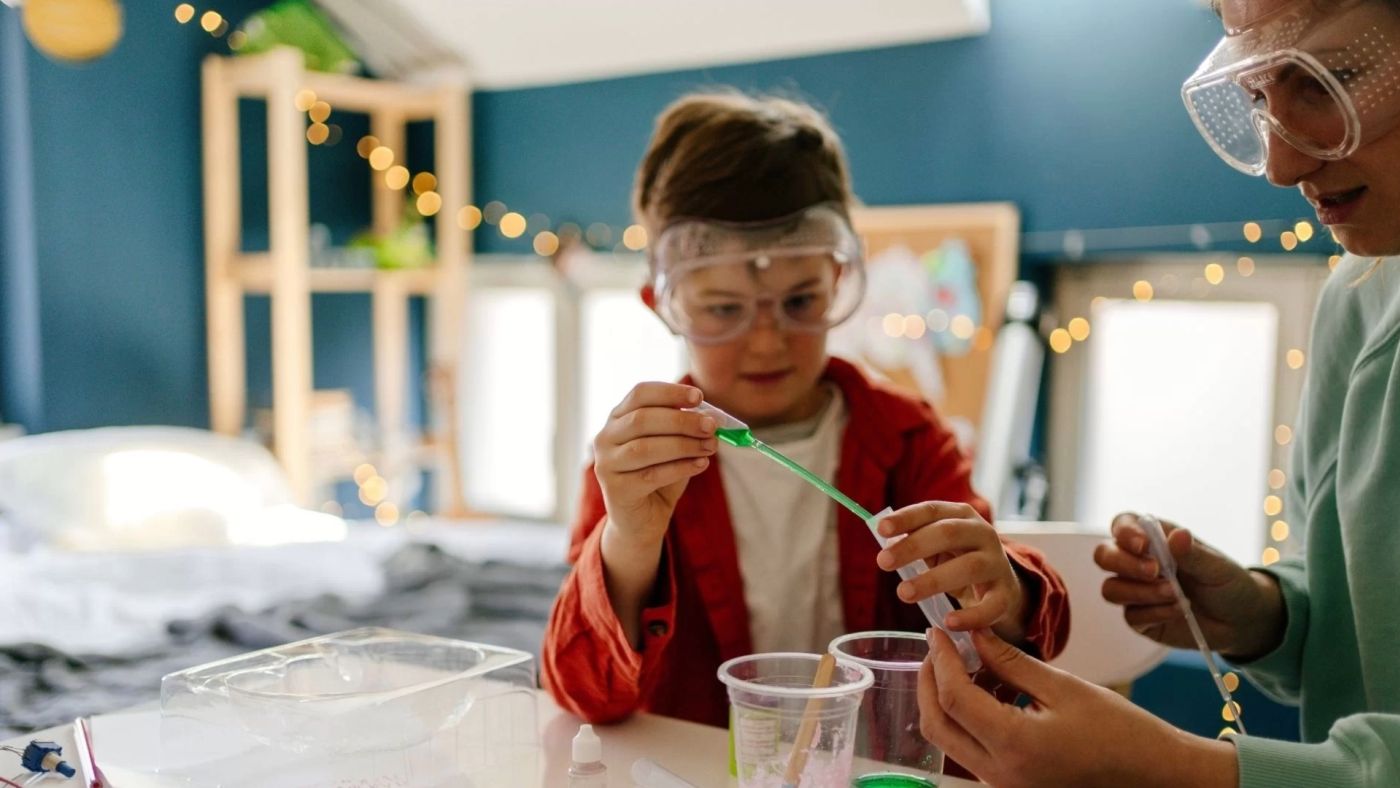 bambino che fa esperimenti