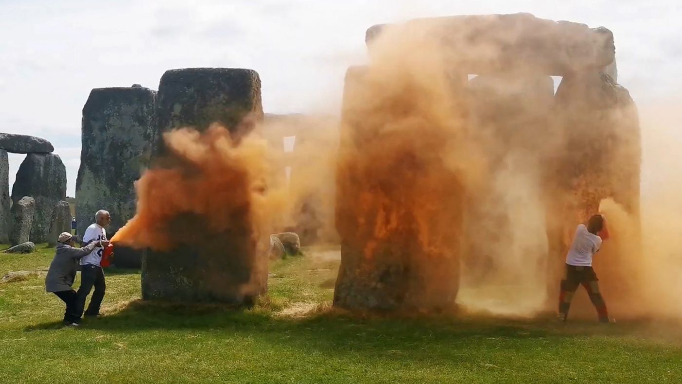 ecoattivisti imbrattano Stonehenge