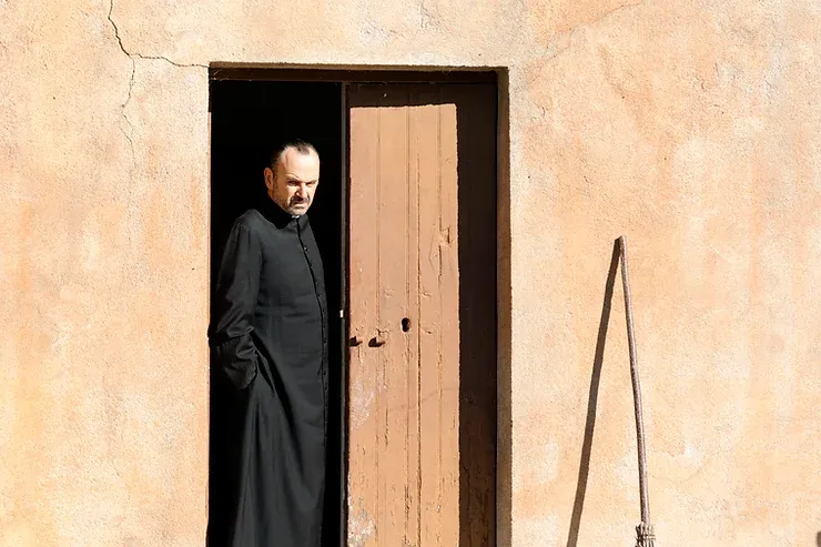 paolo pierobon interpreta il prete in primadonna
