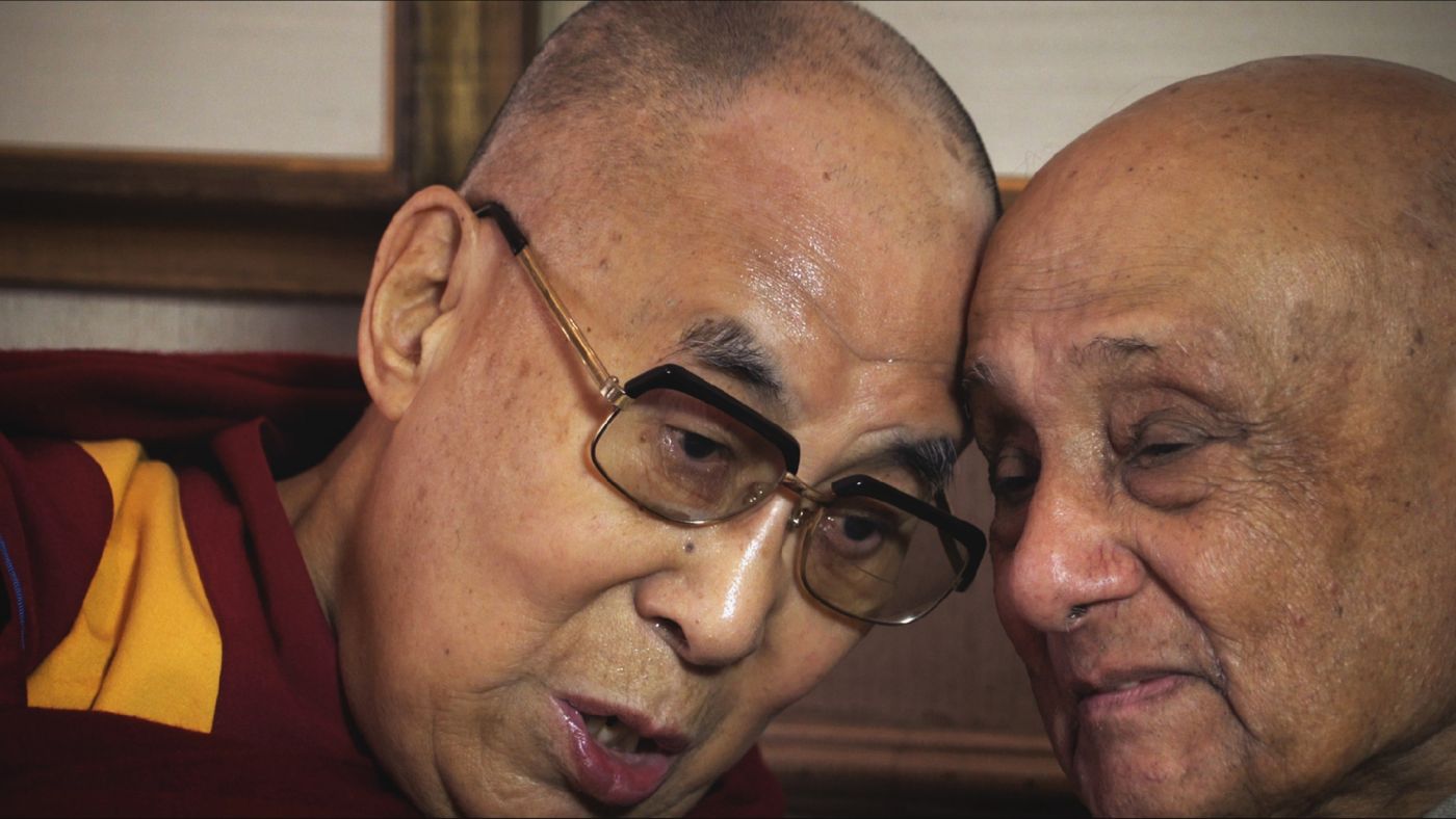 dalai lama e hermander singh si abbracciano