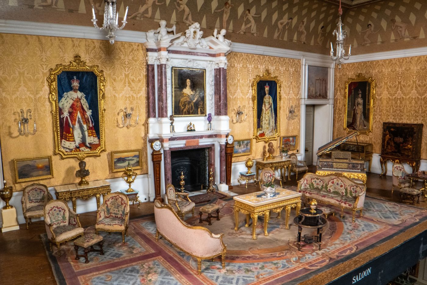 salone della dolls' house della regina Mary