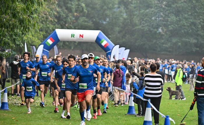 Partecipanti all'Italy Run London 2025 corrono a Holland Park