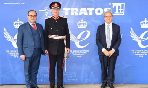 Maurizio Bragagni con un rappresentante britannico davanti al logo Tratos durante una cerimonia