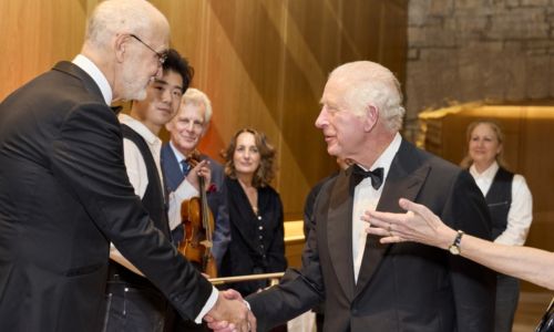 re Carlo III e l'ambasciatore italiano a londra Inigo Lambertini al concerto per celebrare Genova e londra