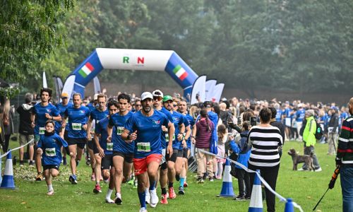 Partecipanti all'Italy Run London 2025 corrono a Holland Park