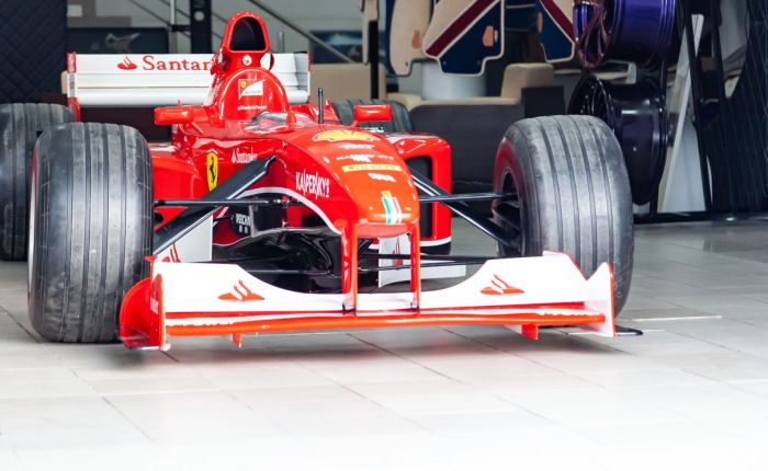 Una monoposto Ferrari di Formula 1 in esposizione, simbolo del club e del nuovo clubhouse