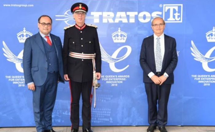 Maurizio Bragagni con un rappresentante britannico davanti al logo Tratos durante una cerimonia