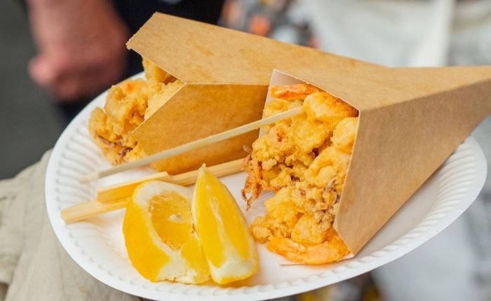 Cartoccio di fritto di mare con spicchi di limone