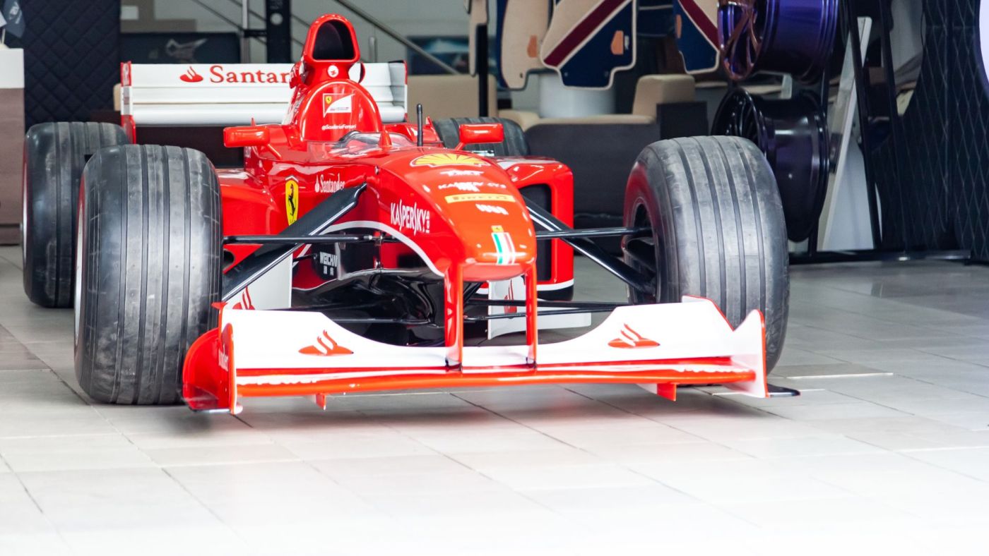 Una monoposto Ferrari di Formula 1 in esposizione, simbolo della passione per le gare dei soci del club