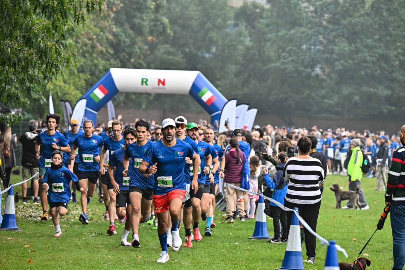 Partecipanti all'Italy Run London 2025 corrono a Holland Park