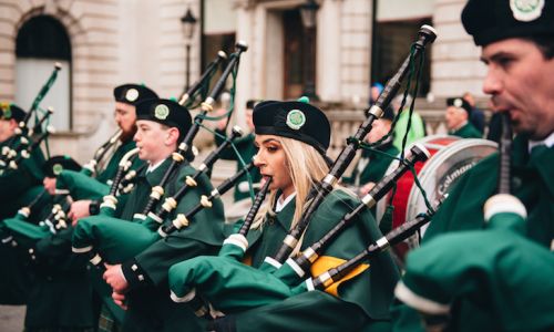 suonatori irlandesi di cornamusa al st patrick's day parade and festival di londra