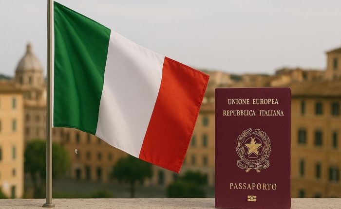 Bandiera italiana e passaporto su sfondo urbano, simbolo della cittadinanza italiana e del webinar Italawyers sulla riforma del 2025