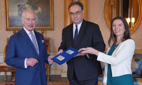 consegna banconote a re Carlo III